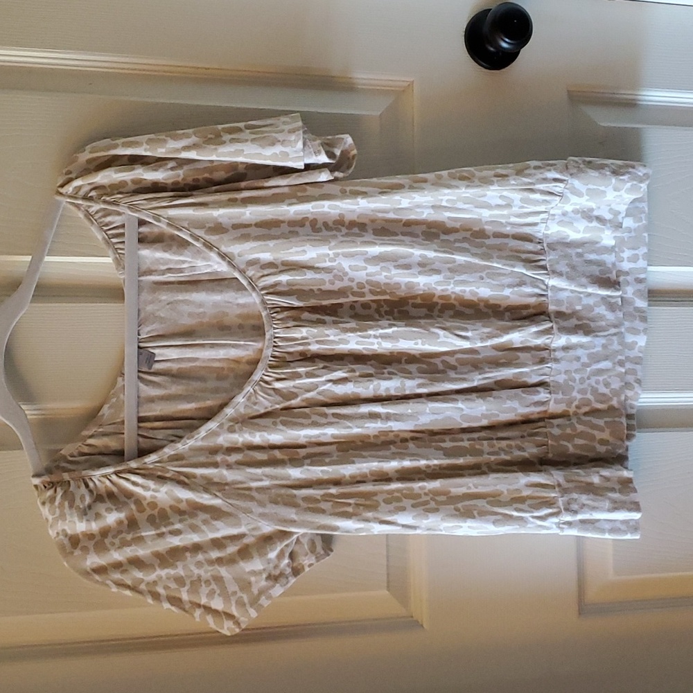 Old Navy women's short sleeve top.  Size medium.